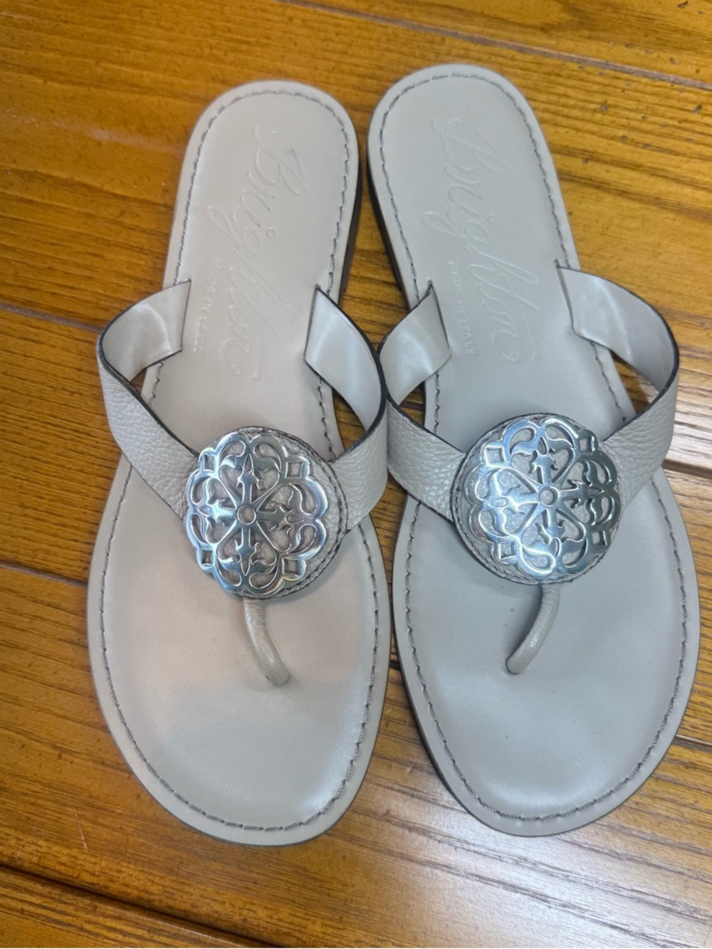 Brighton “Alice” Leather Thong Sandals – Size 8 M – Gray w/ Medallion
